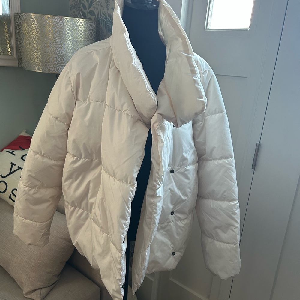 Old navy ivory short puffer jacket size large nwt